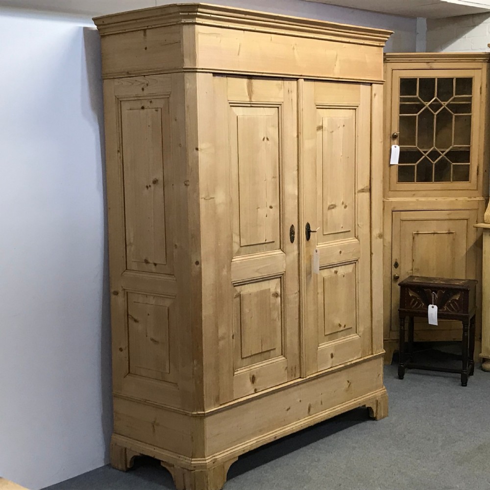 TALL ATTRACTIVE ANTIQUE PINE WARDROBE (DISMANTLES) View II