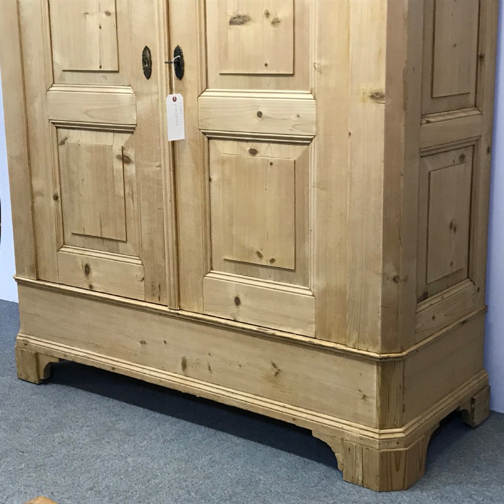 TALL ATTRACTIVE ANTIQUE PINE WARDROBE (DISMANTLES) View IV