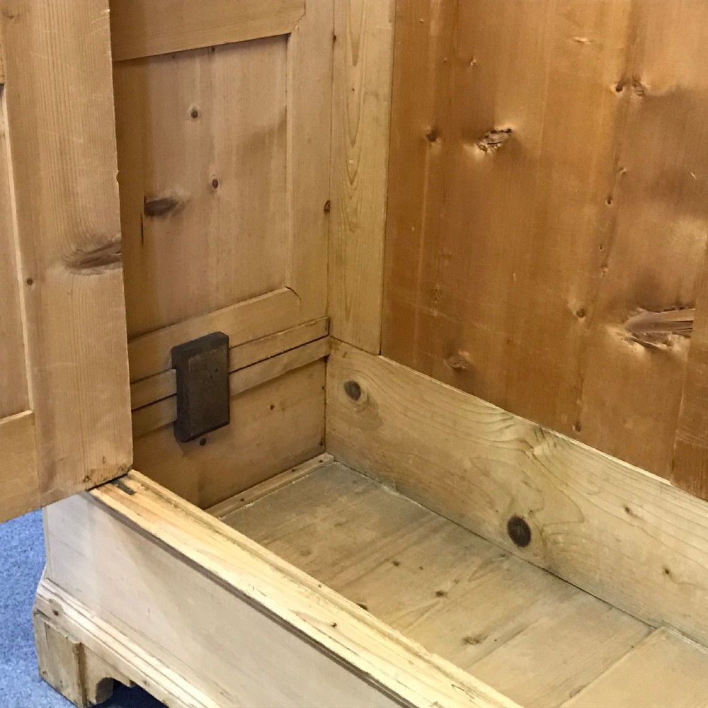 TALL ATTRACTIVE ANTIQUE PINE WARDROBE (DISMANTLES) View VI