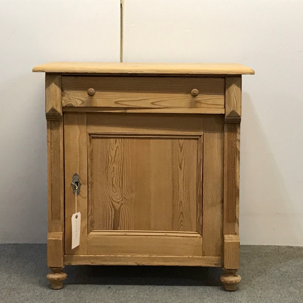 SMALL 1 DOOR ANTIQUE PINE CUPBOARD