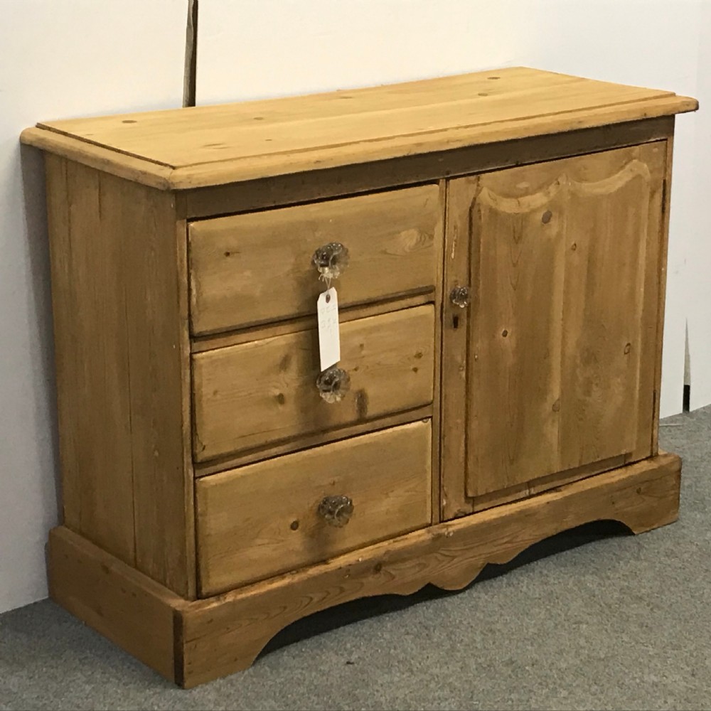 SMALL OLD ENGLISH RUSTIC PINE SIDEBOARD View II