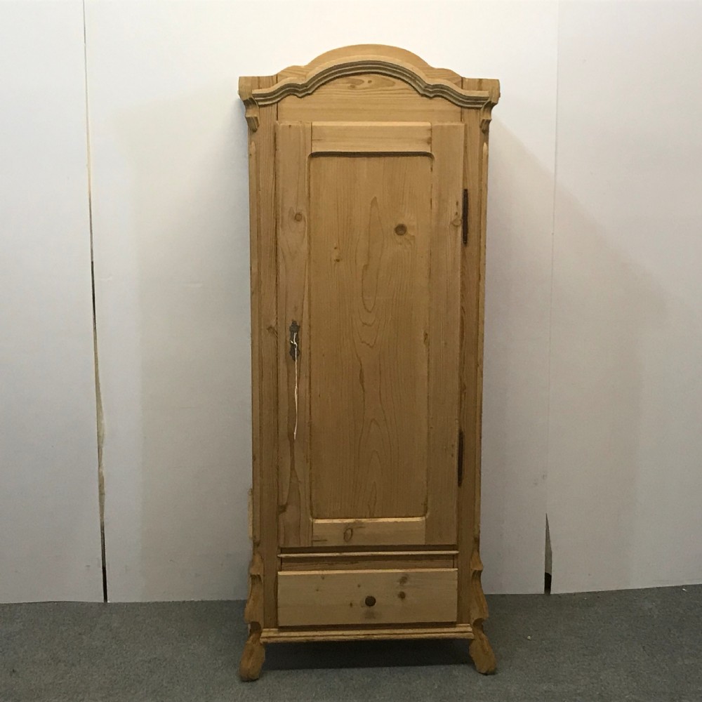 CHARMING LITTLE OLD PINE LINEN CUPBOARD