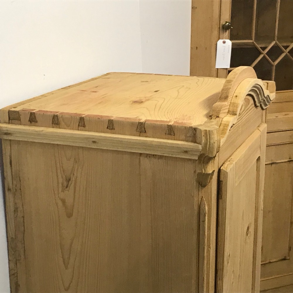 CHARMING LITTLE OLD PINE LINEN CUPBOARD View VI