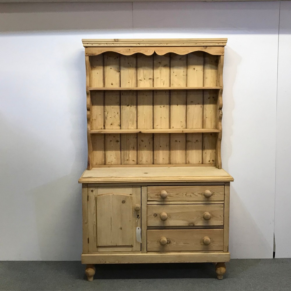 SMALL ENGLISH PINE FARMHOUSE DRESSER