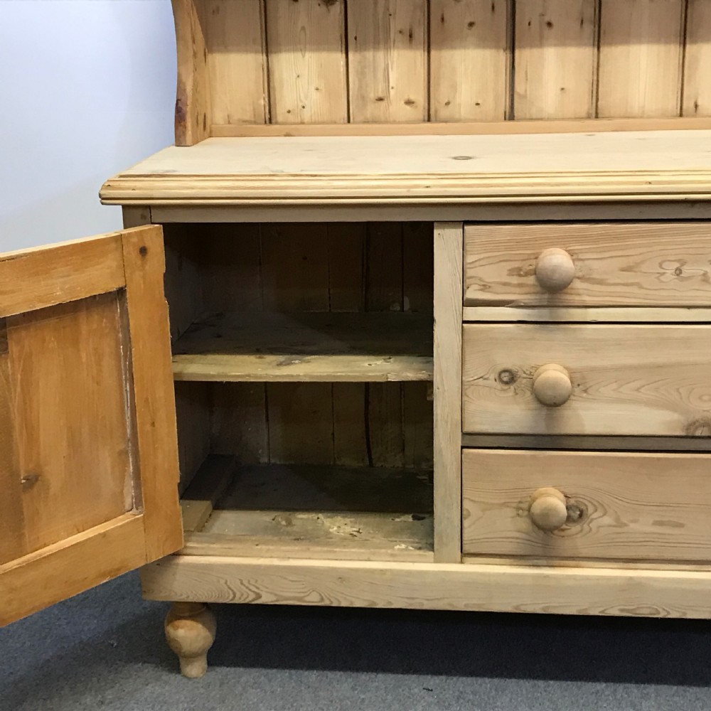 SMALL ENGLISH PINE FARMHOUSE DRESSER View V