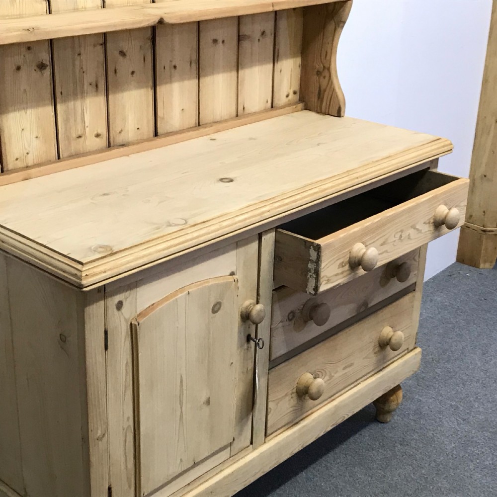 SMALL ENGLISH PINE FARMHOUSE DRESSER View VI
