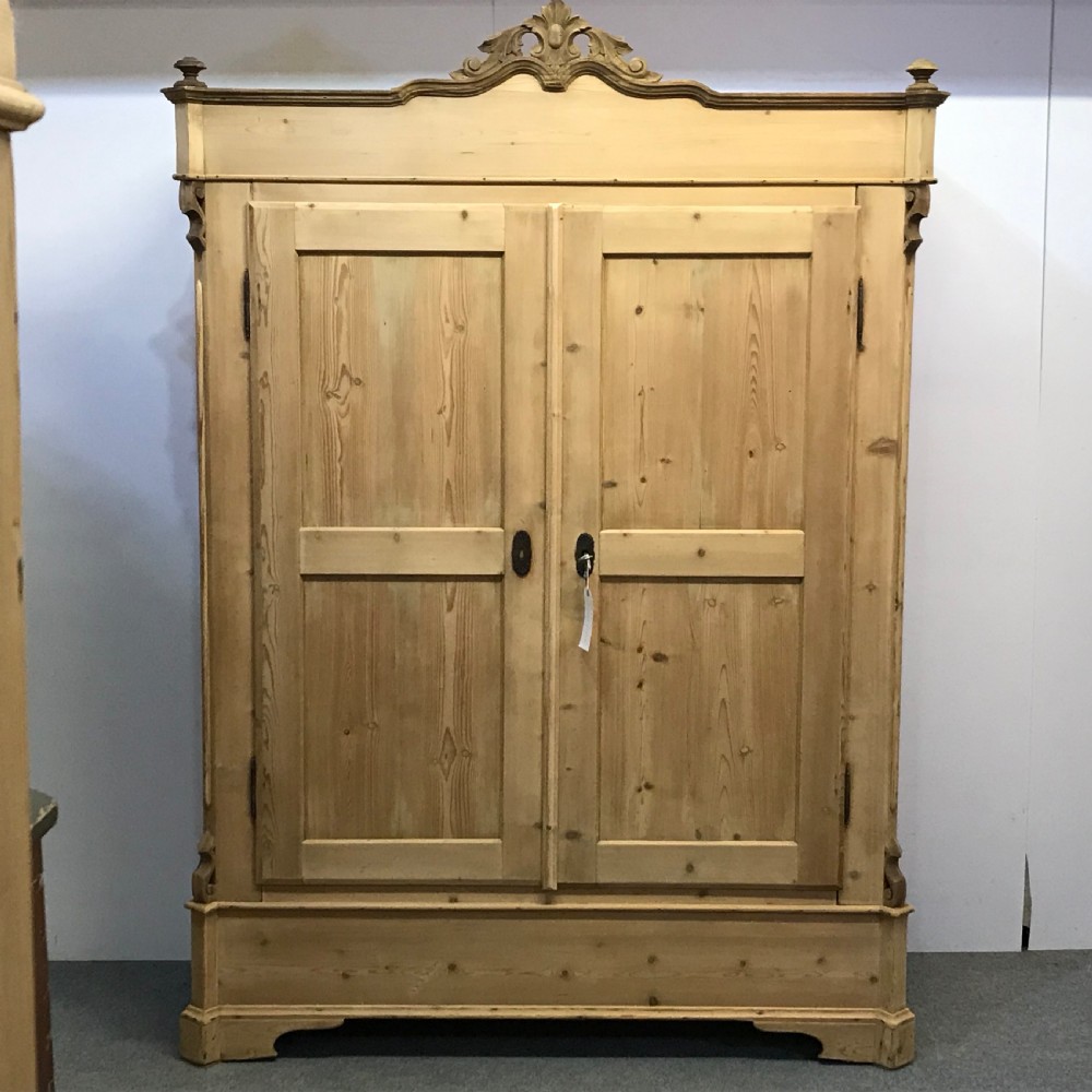 LARGE ANTIQUE CONTINENTAL PINE DOUBLE WARDROBE