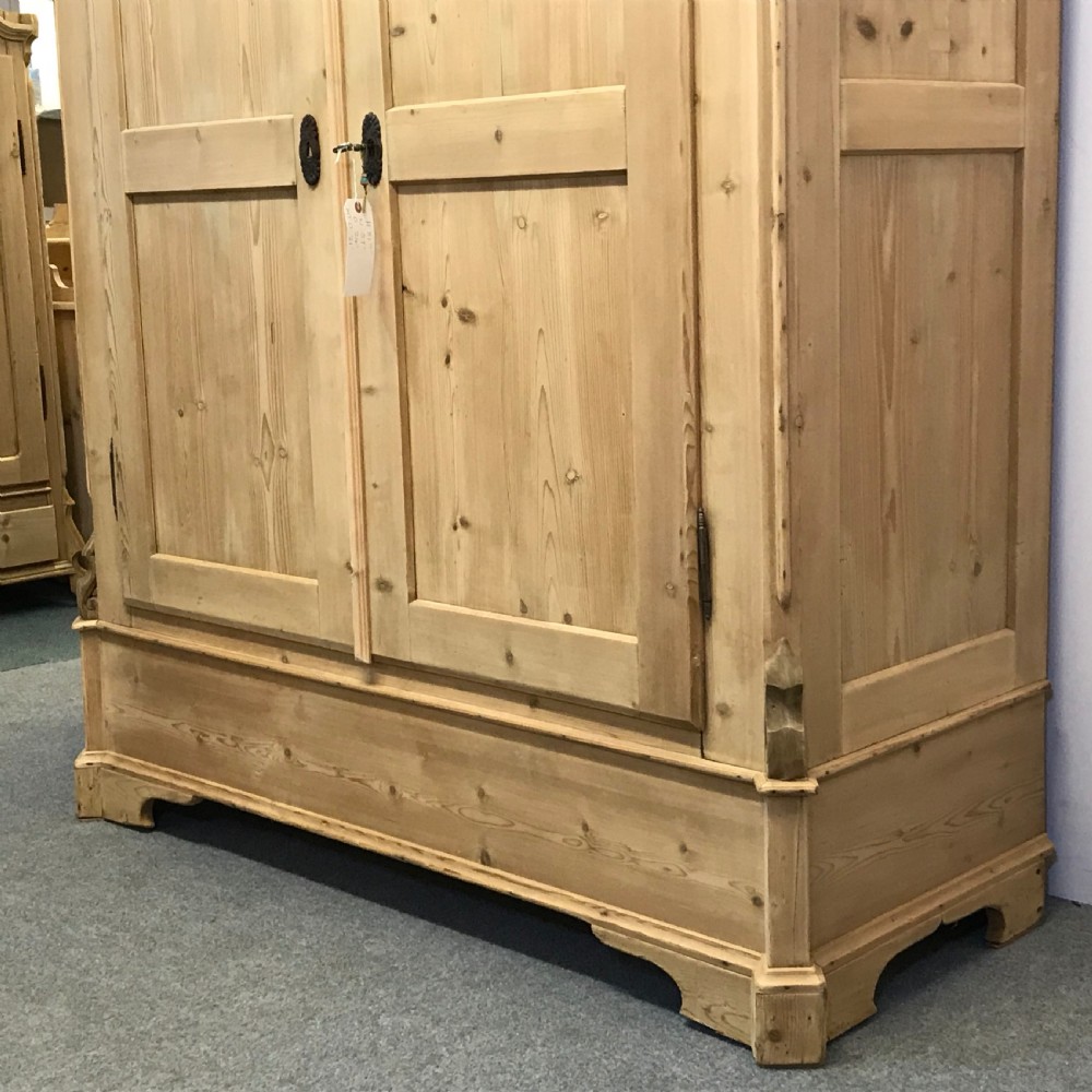 LARGE ANTIQUE CONTINENTAL PINE DOUBLE WARDROBE View IV