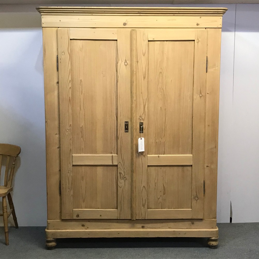 VERY LARGE ELEGANT ANTIQUE PINE WARDROBE
