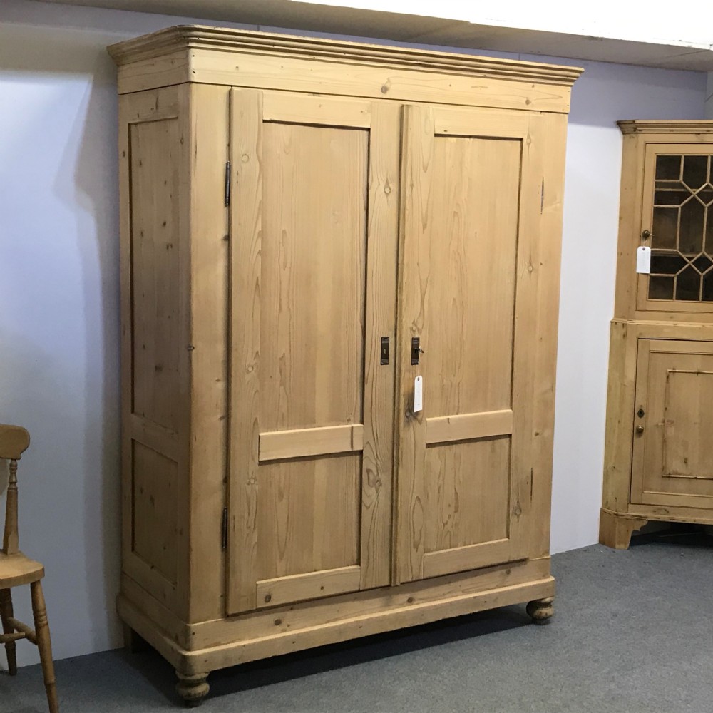 VERY LARGE ELEGANT ANTIQUE PINE WARDROBE View II
