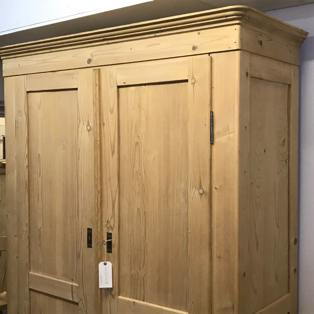 VERY LARGE ELEGANT ANTIQUE PINE WARDROBE View III