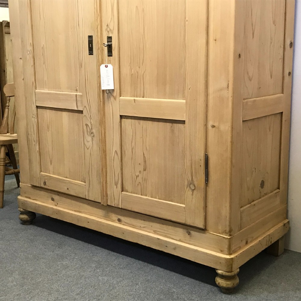 VERY LARGE ELEGANT ANTIQUE PINE WARDROBE View IV