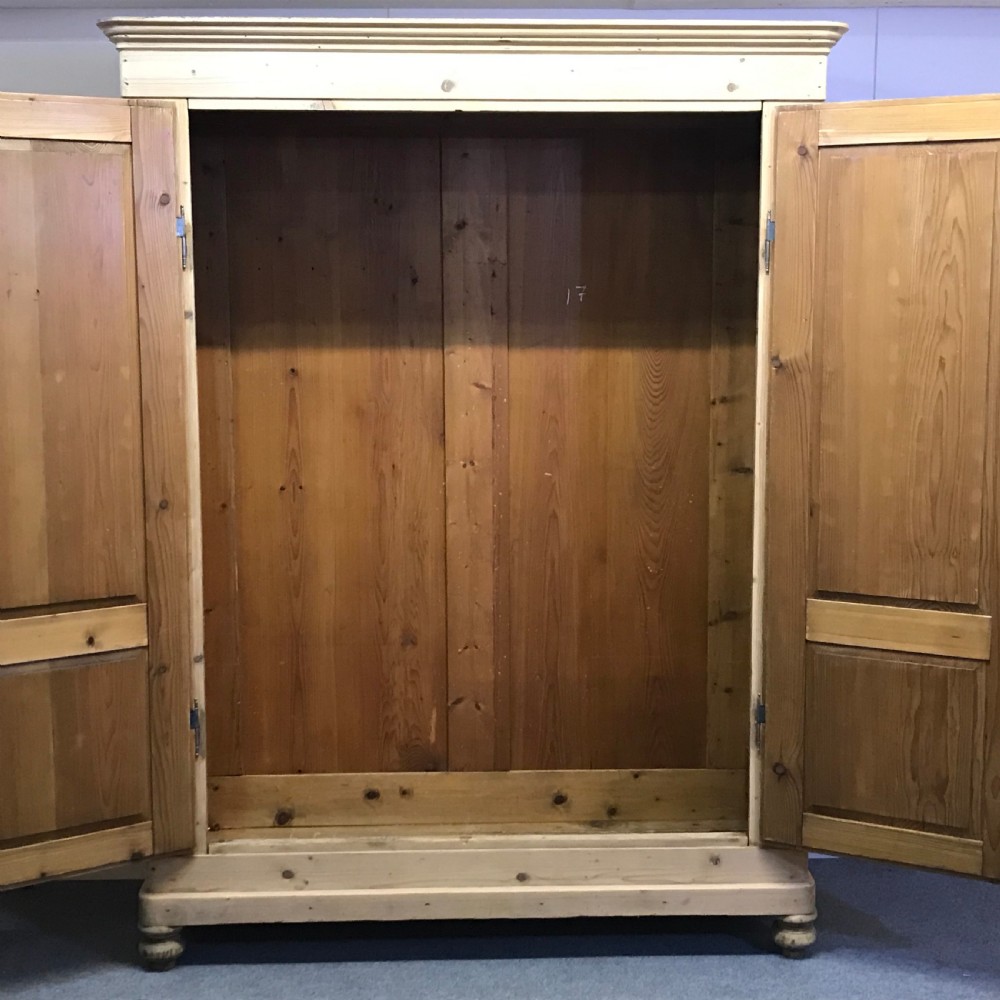 VERY LARGE ELEGANT ANTIQUE PINE WARDROBE View V