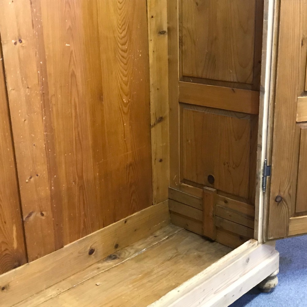 VERY LARGE ELEGANT ANTIQUE PINE WARDROBE View VI