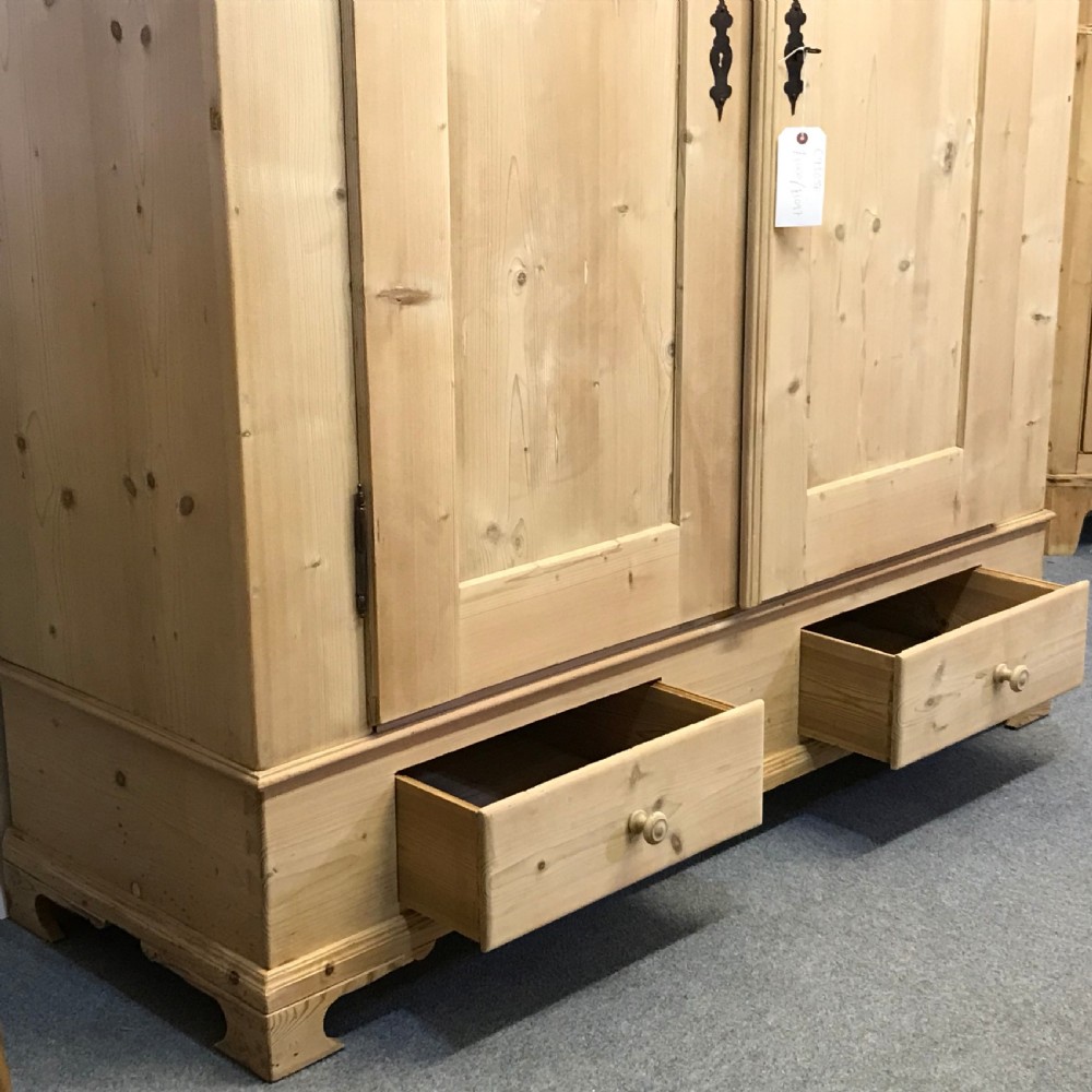LARGE DOUBLE ANTIQUE PINE WARDROBE WITH BOTTOM DRAWERS View V