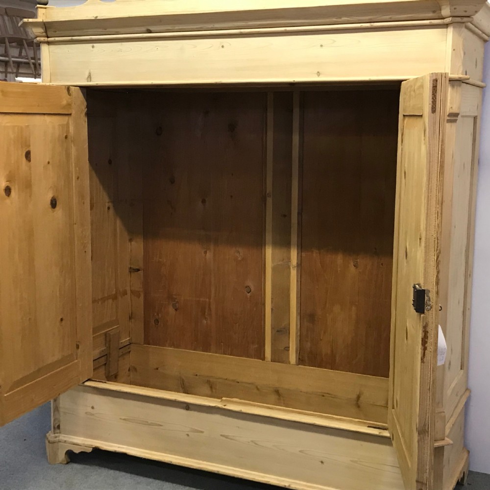 LOW WIDE OLD PINE WARDROBE WITH DECORATIVE TOP (DISMANTLES) View II