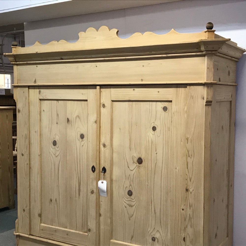 LOW WIDE OLD PINE WARDROBE WITH DECORATIVE TOP (DISMANTLES) View VI