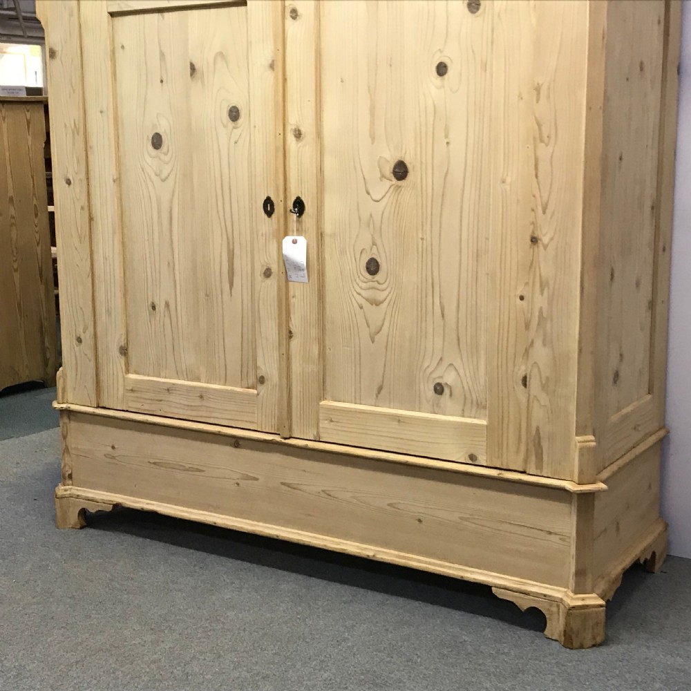 LOW WIDE OLD PINE WARDROBE WITH DECORATIVE TOP (DISMANTLES) View VII