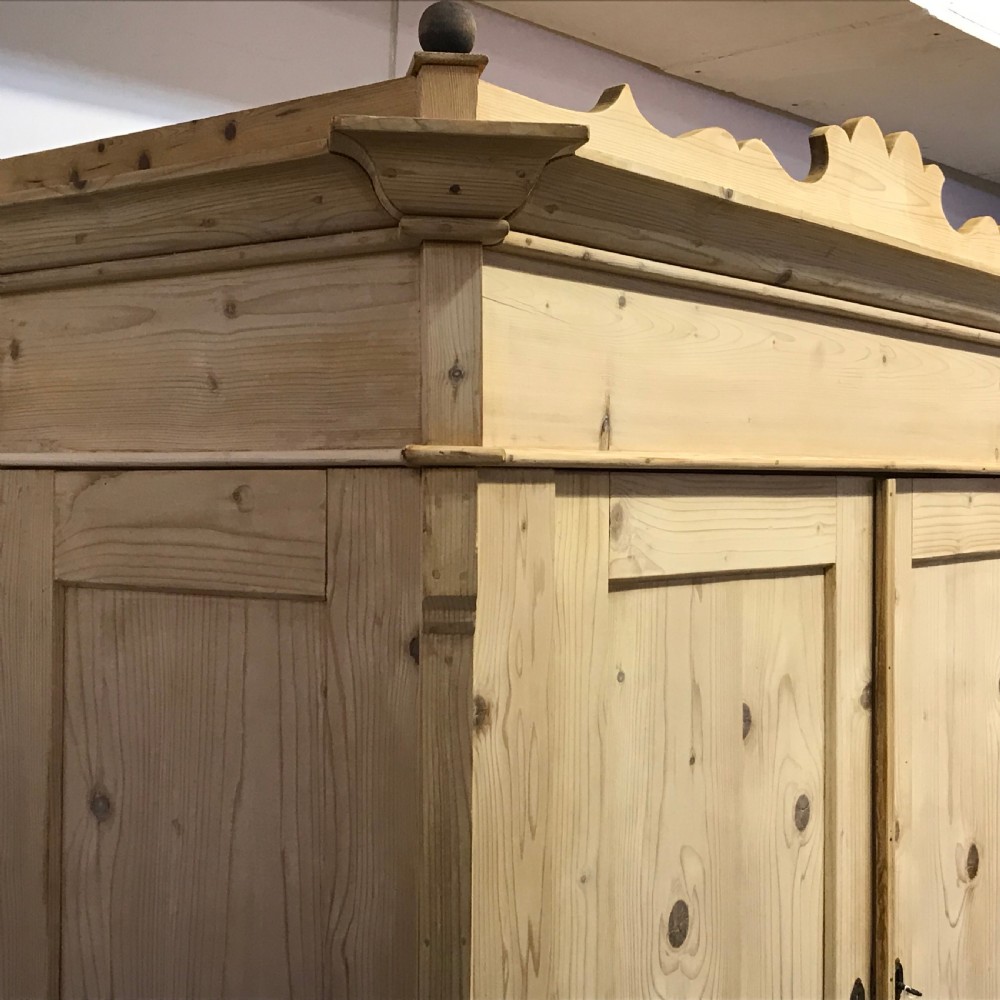 LOW WIDE OLD PINE WARDROBE WITH DECORATIVE TOP (DISMANTLES) View VIII