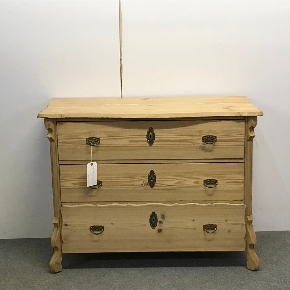 ATTRACTIVE ANTIQUE PINE CHEST OF DRAWERS