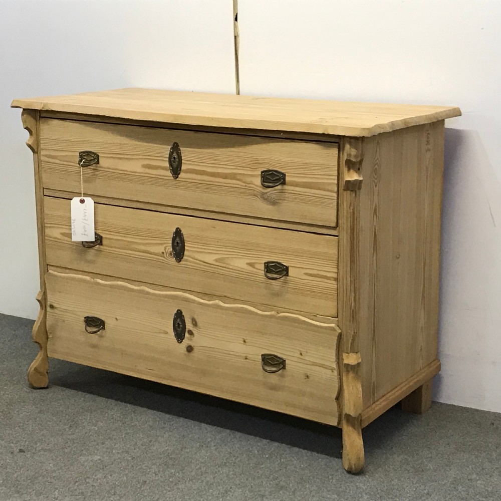 ATTRACTIVE ANTIQUE PINE CHEST OF DRAWERS View III