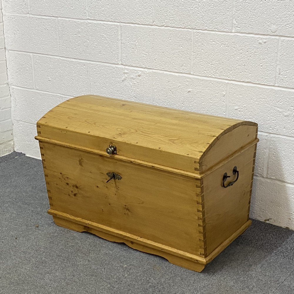 SMALL CHARMING ANTIQUE PINE CHEST 