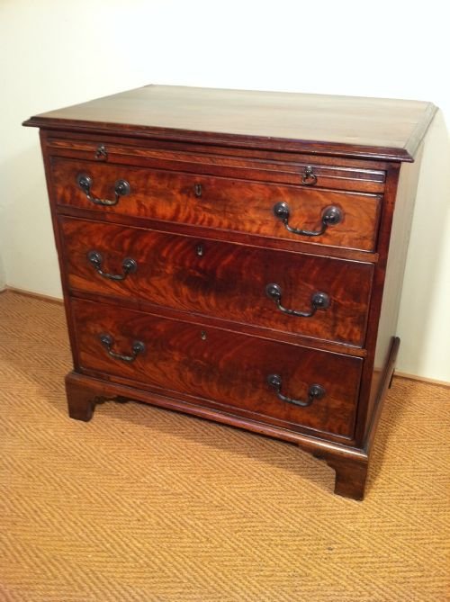 A Small George 111 Mahogany Chest of  3 Drawers with Brushing Slide C 1780