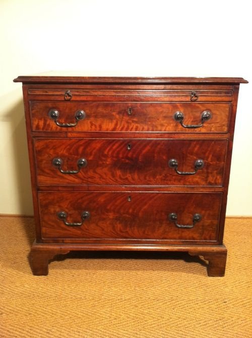 fig 1. A small George 111 mahogany chest of 3 drawers with brushing slide c 1780