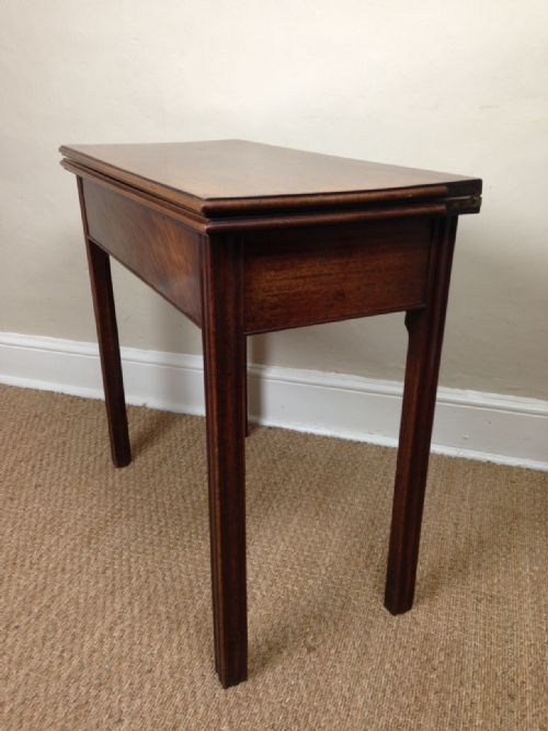 fig 1. An early George 111 mahogany tea table c 1770