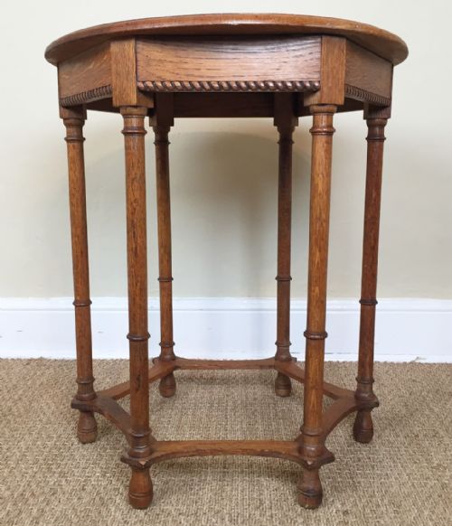 An Edwardian Oak Circular Lamp Table Circa 1910 by Waring and Gillow Lancaster .