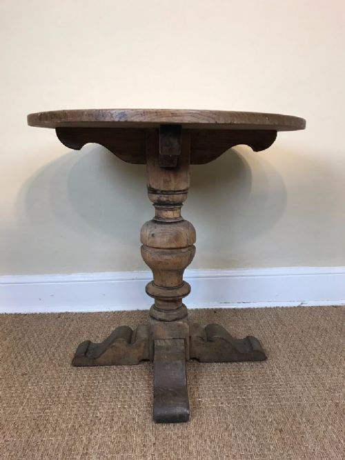 An Arts and Crafts Oak Circular Table Circa 1910 in the Style of Sir Edwin Lutyens