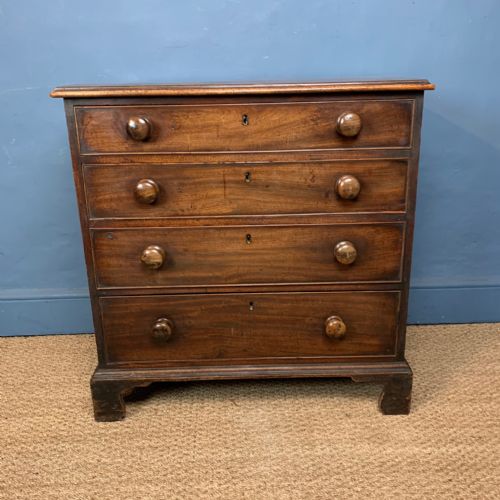 A Small George 111 Mahogany Chest of Drawers Circa 1780