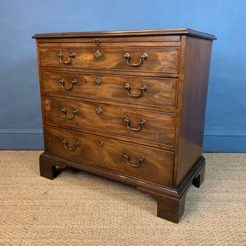 A Small George 111 Mahogany Chest of Drawers Circa 1780