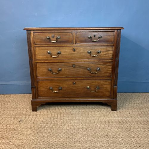 A Small George 111 Mahogany Chest of Drawers Circa 1800