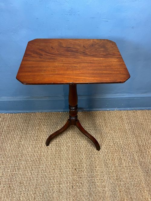 A Small Late George 111 Mahogany Tripod Table Circa 1820 .