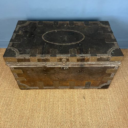 A LATE GEORGIAN CHINESE EXPORT LEATHER AND BRASS BANDED TRAVELLING TRUNK CANTON CIRCA 1820 - ADDITIONAL PHOTO 1