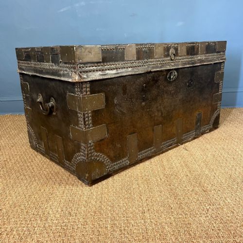 A LATE GEORGIAN CHINESE EXPORT LEATHER AND BRASS BANDED TRAVELLING TRUNK CANTON CIRCA 1820 - ADDITIONAL PHOTO 2