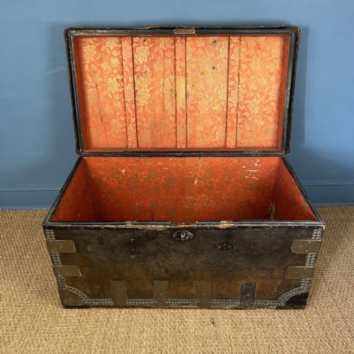 A LATE GEORGIAN CHINESE EXPORT LEATHER AND BRASS BANDED TRAVELLING TRUNK CANTON CIRCA 1820 - ADDITIONAL PHOTO 4