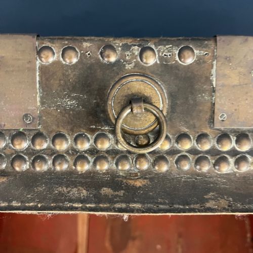 A LATE GEORGIAN CHINESE EXPORT LEATHER AND BRASS BANDED TRAVELLING TRUNK CANTON CIRCA 1820 - ADDITIONAL PHOTO 5