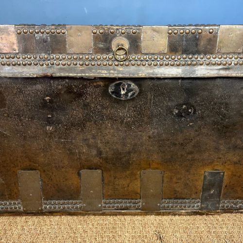 A LATE GEORGIAN CHINESE EXPORT LEATHER AND BRASS BANDED TRAVELLING TRUNK CANTON CIRCA 1820 - ADDITIONAL PHOTO 6
