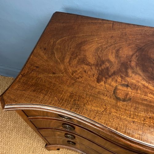 A GEORGE 111 MAHOGANY SERPENTINE CHEST OF DRAWERS CIRCA 1790 - ADDITIONAL PHOTO 3