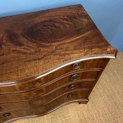 A GEORGE 111 MAHOGANY SERPENTINE CHEST OF DRAWERS CIRCA 1790 - ADDITIONAL PHOTO 4