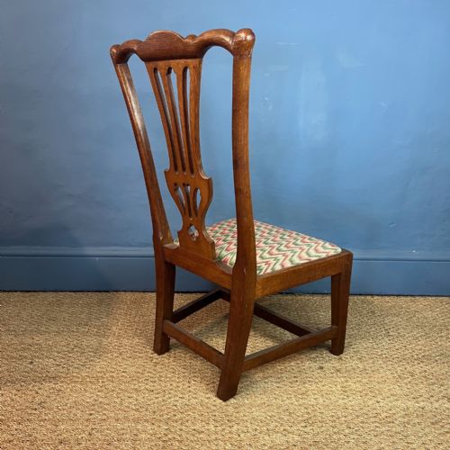 AN EARLY 20TH CENTURY OAK GOSSIP CHAIR BY WHEELERS OF ARNCROACH CIRCA 1910 - ADDITIONAL PHOTO 2