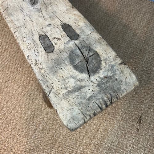 A LATE 19TH WEST COUNTRY ELM PIG BENCH - ADDITIONAL PHOTO 3