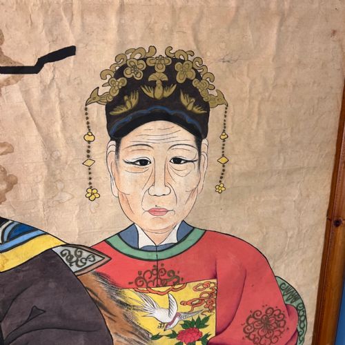A 19TH C CHINESE ANCESTOR PAINTING IN ORIGINAL FRAME WITH LOVELY BRIGHT VIBRANT COLOURS - ADDITIONAL PHOTO 3