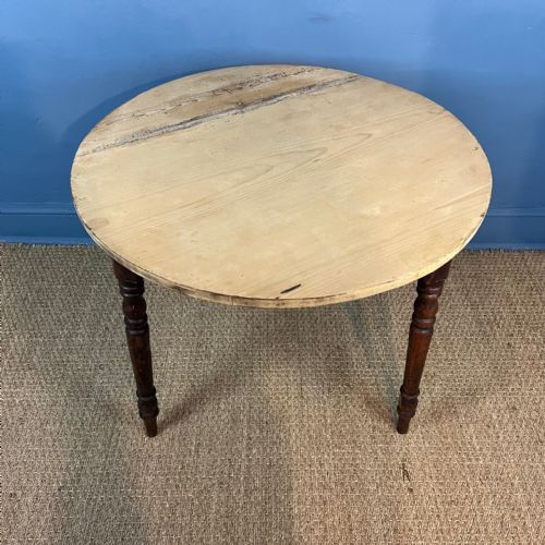A LARGE LATE 19TH CENTURY PINE CRICKET TABLE CIRCA 1880 WITH BLEACHED TOP ON THREE TURNED LEGS - ADDITIONAL PHOTO 1