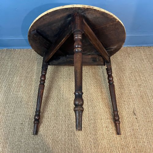 A LARGE LATE 19TH CENTURY PINE CRICKET TABLE CIRCA 1880 WITH BLEACHED TOP ON THREE TURNED LEGS - ADDITIONAL PHOTO 2