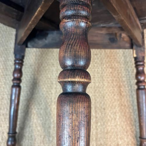A LARGE LATE 19TH CENTURY PINE CRICKET TABLE CIRCA 1880 WITH BLEACHED TOP ON THREE TURNED LEGS - ADDITIONAL PHOTO 3