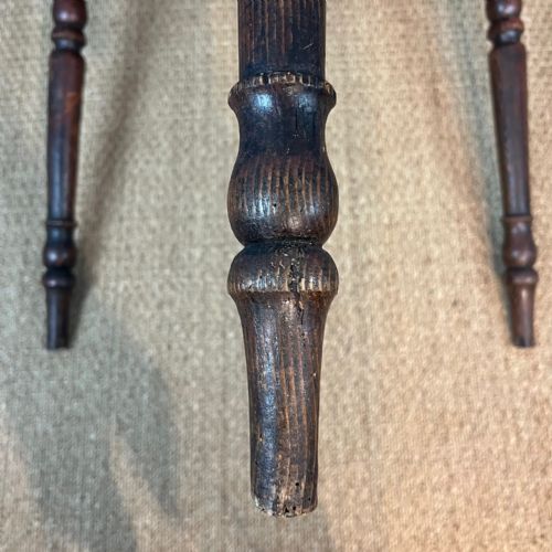 A LARGE LATE 19TH CENTURY PINE CRICKET TABLE CIRCA 1880 WITH BLEACHED TOP ON THREE TURNED LEGS - ADDITIONAL PHOTO 4