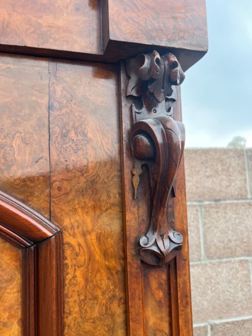 A MID 19TH CENTURY BURR WALNUT TWO DOOR COMPACTUM WARDROBE CIRCA 1870 - ADDITIONAL PHOTO 6